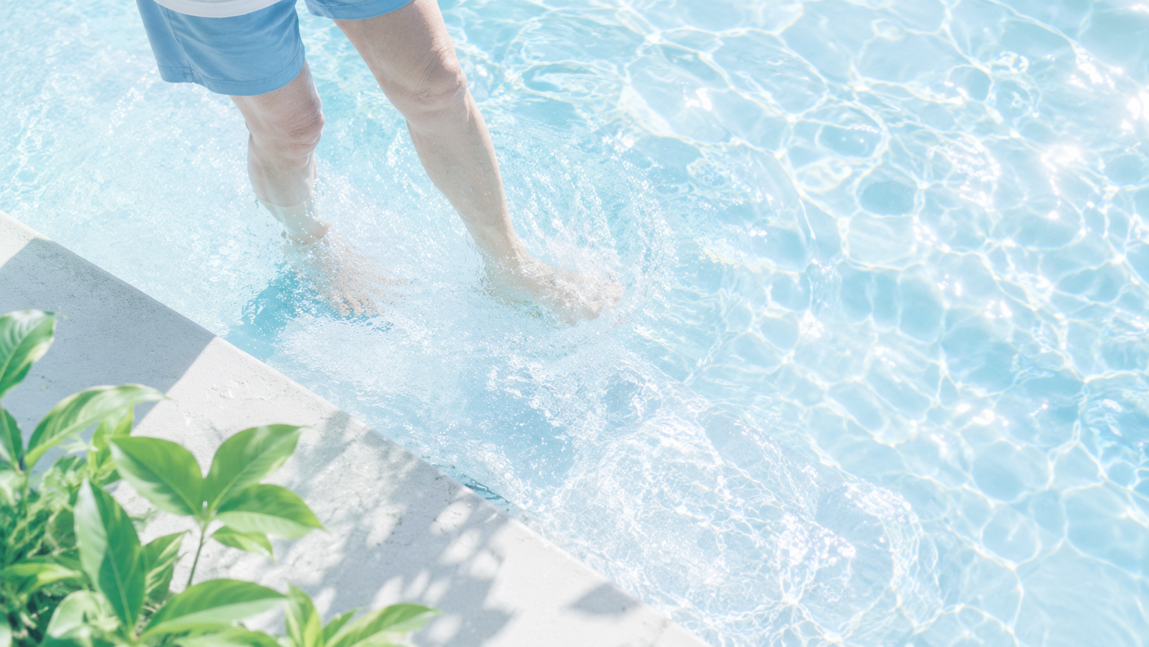 「歩くと膝が痛い」シニア世代へ｜水中ウォーキングが体を救う3つの理由